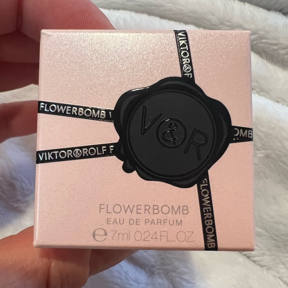 Viktor & Rolf Flowerbomb Eau de Parfum - Soft Pink and Black